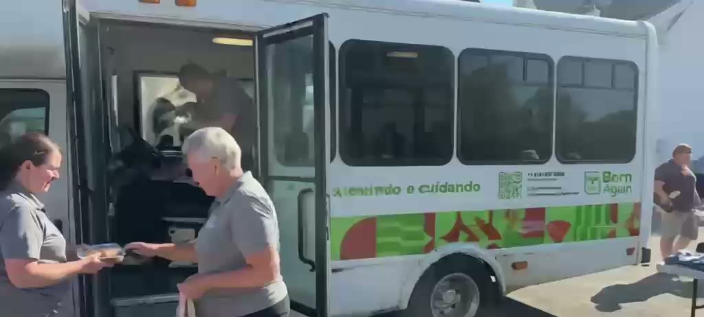Serving people at the door of the mobile unit during a distribution